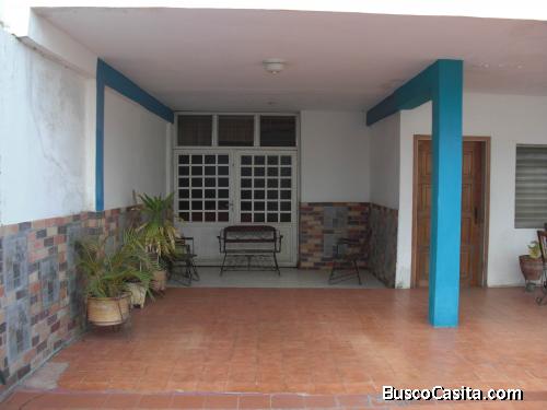 04126887776 21-4161 Casa de dos niveles en Venta Centro de Coro