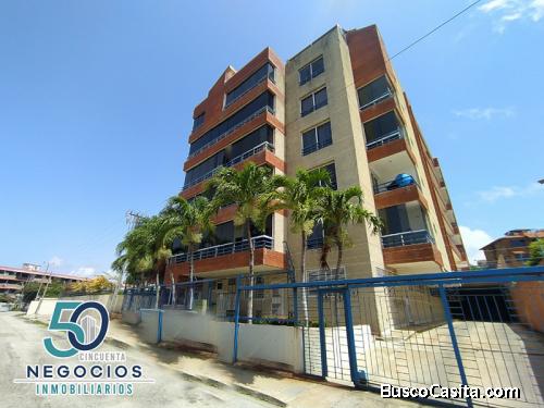 EXCELENTE APARTAMENTO DE 3 NIVELES, UBICADO EN PLAYA MORENO