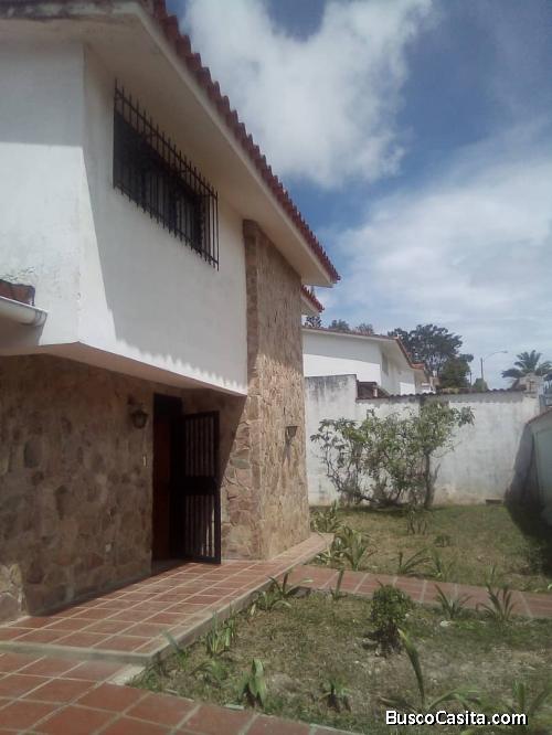 HERMOSA QUINTA EN URB COOPERATIVA GUAICAIPURO