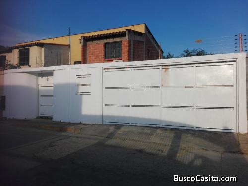 CASA DE DOS NIVELES EN URB. BOSQUE VERDE,GUATIRE, EDO.MIRANDA