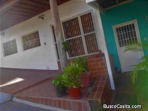 Quinta de tres niveles con hermosa vista al Ávila en Los Chaguaramos