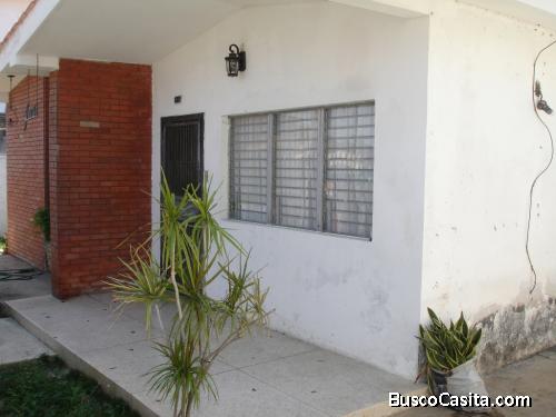 VENTA CASA ORIGINAL URB DEL ESTE CERCA DEL SAMBIL