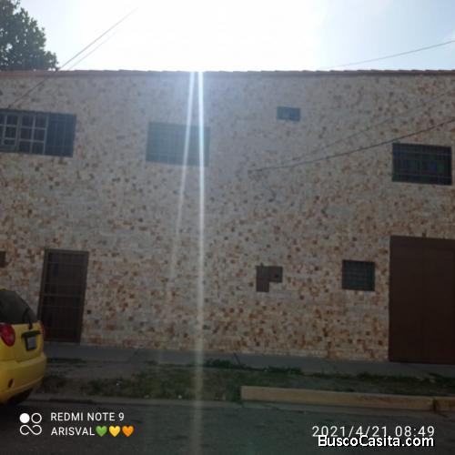 VENDO CASA CON DOS LOCALES COMERCIALES 