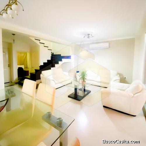 Vive con calidad de Vida en El Country. Town House de 3 Niveles en Venta