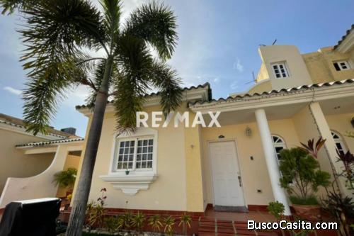 Bella  CASA  VENTA  Villa Cerrada  Zona Norte