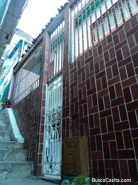 Casa en Las Flores de Catia de 2 Niveles independiente