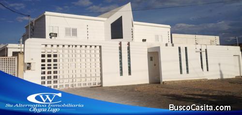 Se vende amplia casa en la Av. Los Orumos