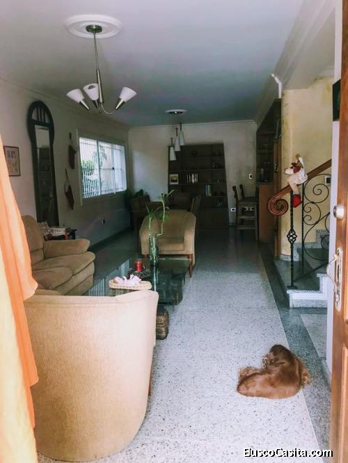 Hermosa e Imponente Quinta en Venta, Excelente Inversion Familiar Urb Sant Omero El Consejo!