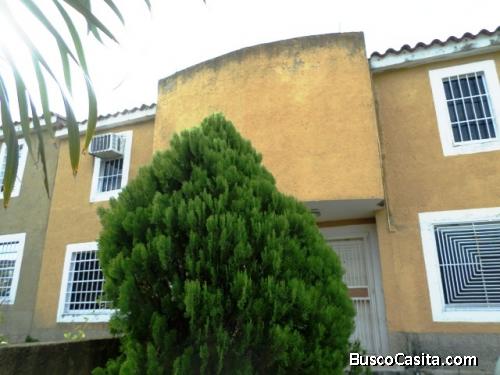 Se Vende Town House en villa falcón MLS #21-15001 