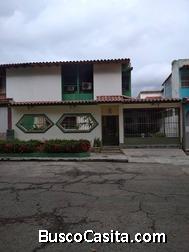 Vende cómoda y linda casa de dos plantas semiamoblada, en Naguanagua, Res. Parque Naguanagua