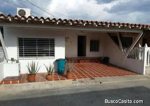 Vendo linda y acogedora casa en la Mora urbanización Los Bucares