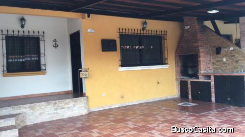 Gran oportunidad casa en venta en la Mora urbanización Los Bucares