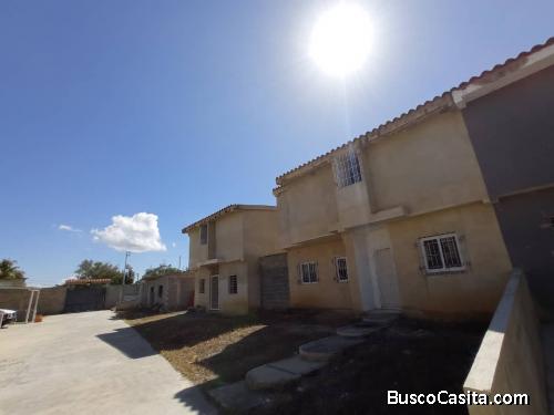 Hermoso Town-House a estrenar. Obra gris, incluye materiales para terminarla