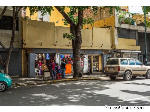 En La Avenida Lecuna Se Vende Galpón Con 83 Mini-tiendas