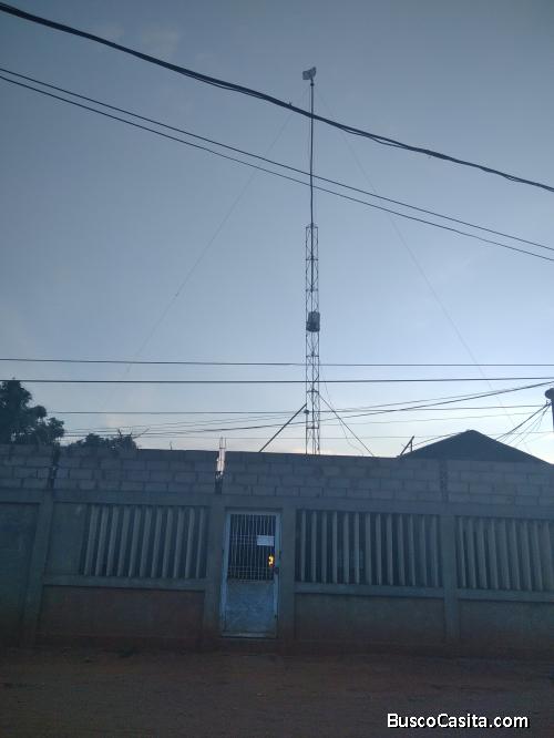 Casa con galpón y tanque de agua subterráneo 