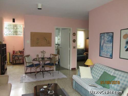 comodo apartamento muy bien ubicado en zona tranquila y cerca todo comercio a pie