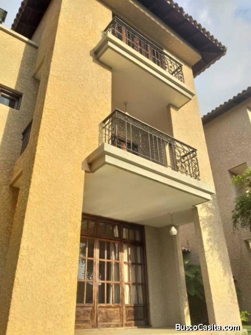 Morro Yacht Club, Lechería. En venta amplia casa de tres niveles 