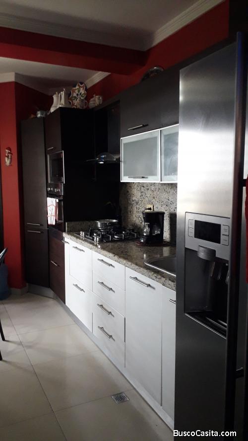 Se Vende Bello Apto Monte Carlo Sector Av. El Milagro. Piso Medio Bajo