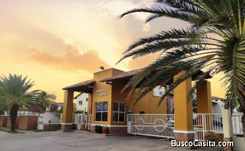 Costa Azúl, Lechería. Apartamento de tres niveles en venta