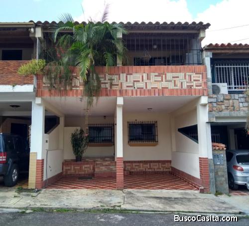 Yosmar Muñoz Vende Townhouse en Res. La LLovizna La Entrada Naguaangua FOTH-254