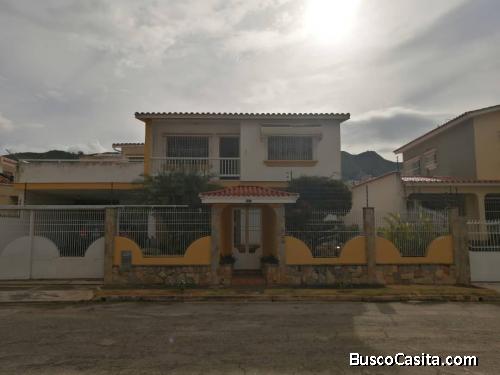 En Venta Amplia y Cómoda Casa Ubicada en la Urb. Valles de Camoruco