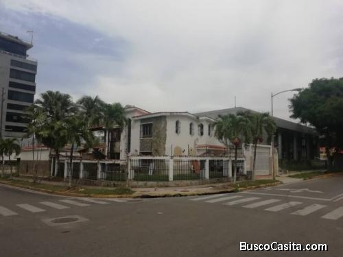 Sky Group ofrece en venta casa quinta de 6 habitaciones en la zona norte de la ciudad