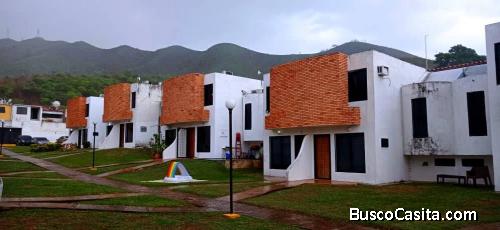 SE VENDE TOWNHOUSE EN ALTOS DE LA ESMERALDA SUITE 1, EN SAN DIEGO