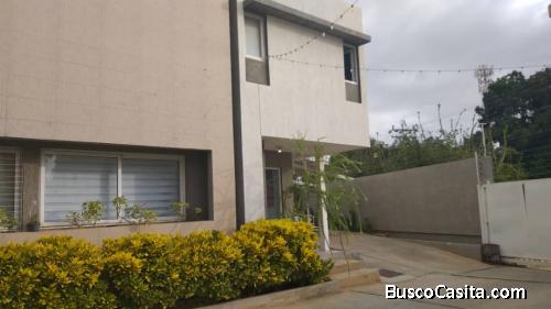 Lindo townhouse con inmejorable ubicación en Villa de Banco Helen Beatriz cerca Mara .