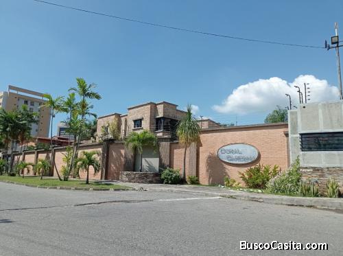 Terreno con Casa en Mañongo en Res. Doral Garden