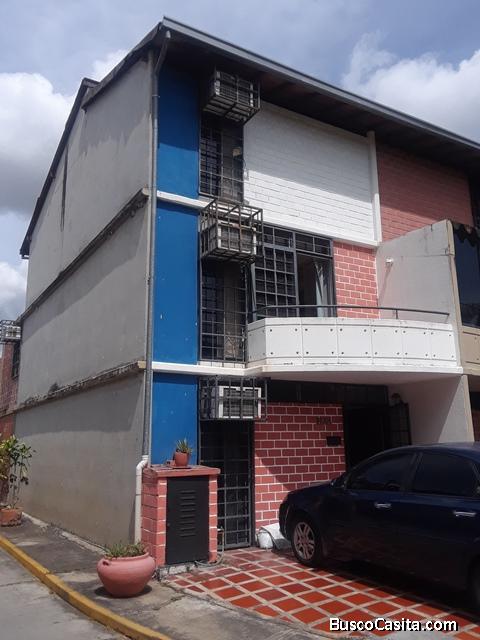 Casa tipo Townhouse en Nueva Casarapa, Conjunto La Hacienda, Guarenas
