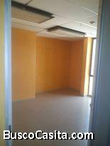 Oficina en venta en Valencia Carabobo, céntrica, accesible, y con un condomio barato y amable. 