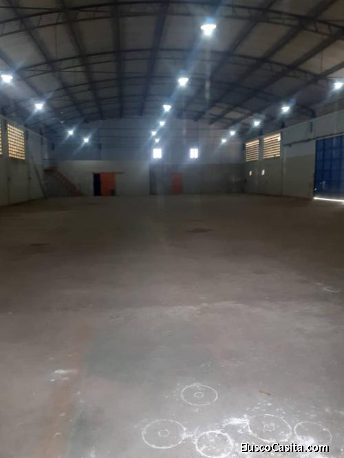 GALPÓN, OFICINAS Y PATIO INDUSTRIAL, TODO EN UNO. 