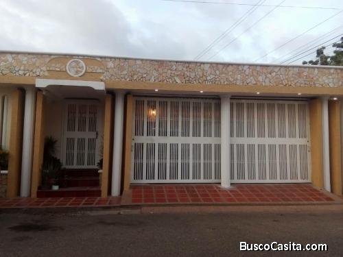 VENDO HERMOSA CASA EN LA URBANIZACIÓN LA PICOLA