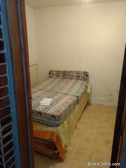 Se alquila habitación con baño 