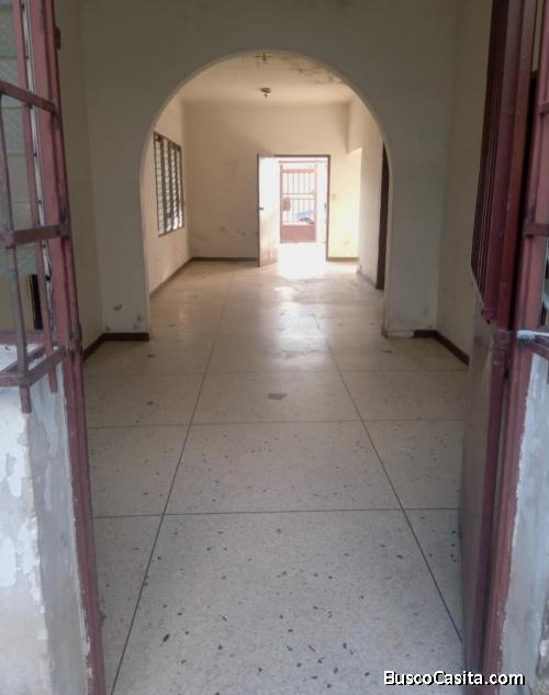 Alquilo casa en piñonal de Maracay 04124390854