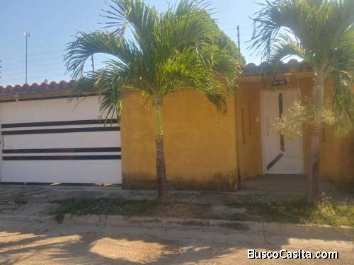 SKY GROUP VENDE CASA EN FLOR AMARILLO FOC-1278 