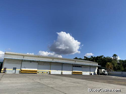 Alquilo Impecable Galpón en Zona Industrial Castillito San Diego. Código 133038