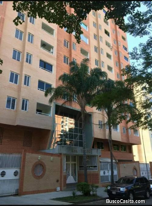 Alquilo apartamento de 3 habitaciones, estudio, balcón y pozo