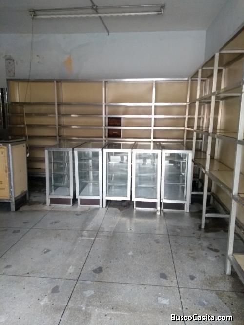 LOCAL EN ALQUILER EN GUATIRE SECTOR EL SAMAN, 55 MTS2 CON MOBILIARIO Y BAÑO.