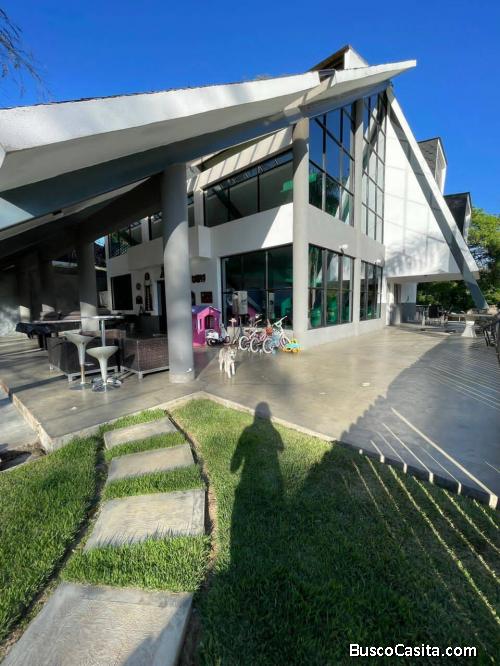 Se vende casa tipo chalet en colinas de Guataparo de 1500m2, calle cerrada. Código 142635