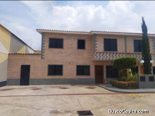 Se vende tonwhouse de 218m2 amoblado en San Diego. Conj Terranostra. Cód 142726