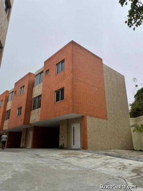 Se vende tonwhouse de 280m2 en obra gris en la entrada, Naguanagua. Código 142742