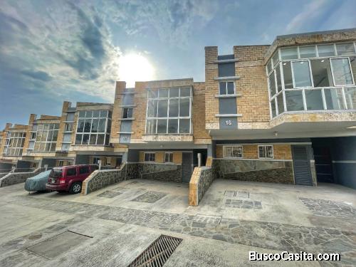 Townhouse en venta en Guataparo. Acepta financiamiento. Código 139529