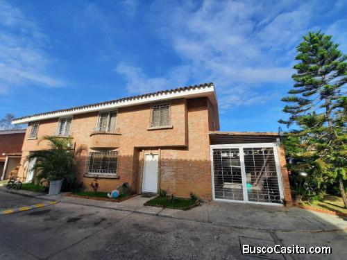 Townhouse Amoblado en venta en Los Aleros - Guataparo 170 Mts2. Código 143388