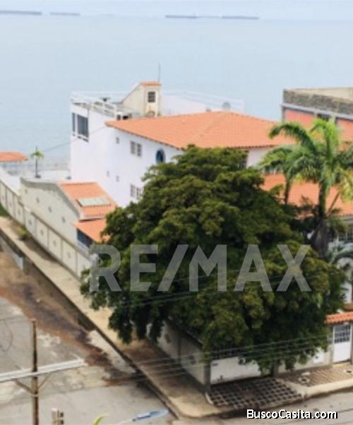 CASA EN LECHERIA A LA ORILLA DEL MAR