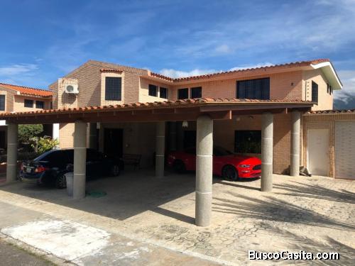 En Venta Bello Townhouse En San Diego 450m2. Cód 430258