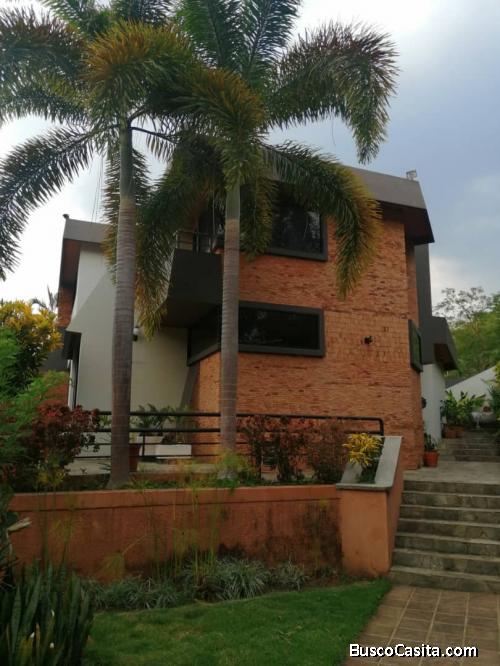 Casa Quinta con Piscina en venta Colinas de Guataparo. Código 435712