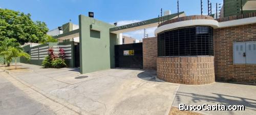 EN VENTA CONFORTABLE TONWHOUSE EN RINCÓN GARDENS NAGUANAGUA. Código 143870