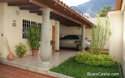 Precio de Oportunidad. En Venta Casa en Urb. Sebucán. 262 M2