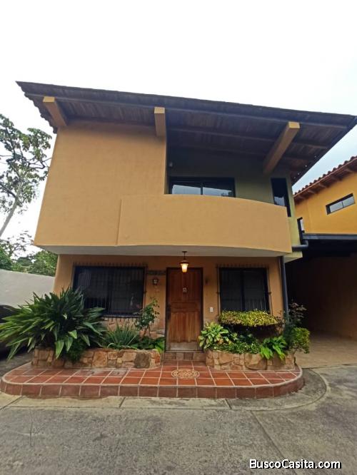 En Venta Bella Casa Colinas de Carrizal. 175 M2